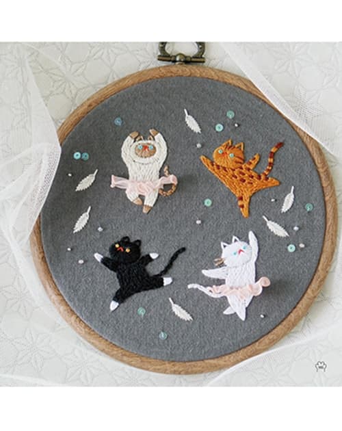 絵本のような世界が広がる猫まみれの刺繍作品集「にゃんにゃん猫刺繍